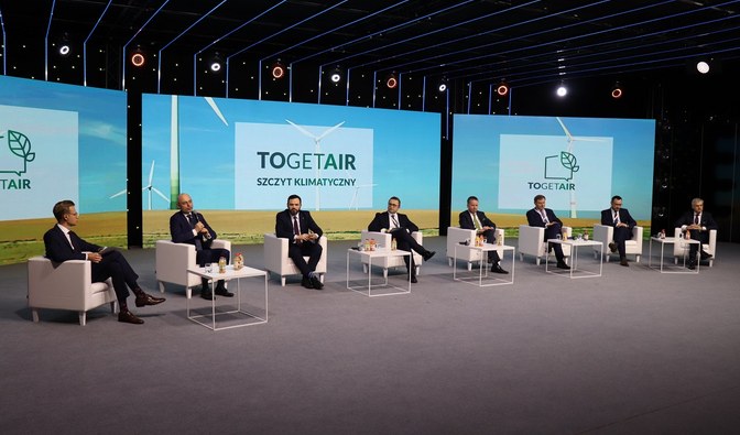 ludzie siedzący na fotelach